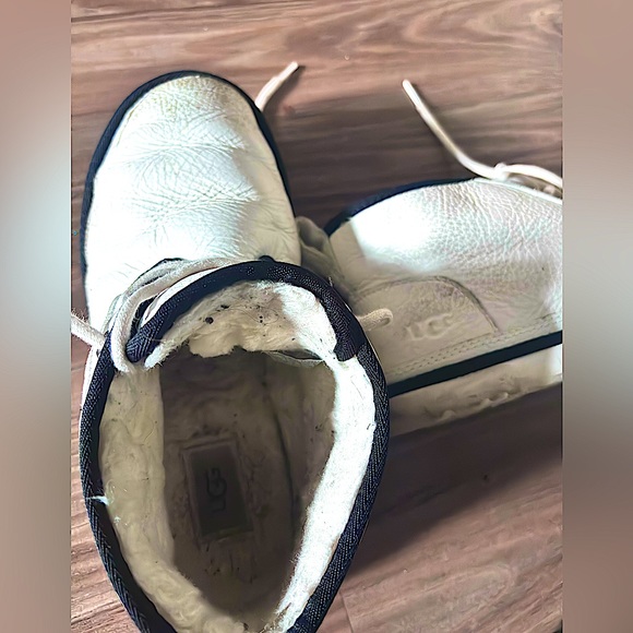 White UGGS with black laces, men’s size 10 - Picture 4 of 6